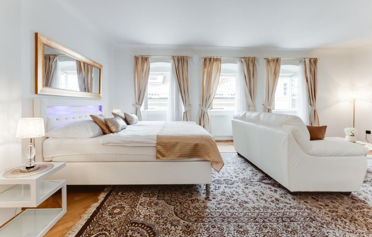 Charles Bridge Royal Apartments - Castle District Прага Экстерьер фото