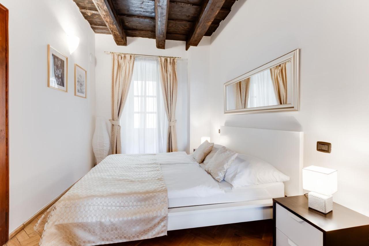 Charles Bridge Royal Apartments - Castle District Прага Экстерьер фото