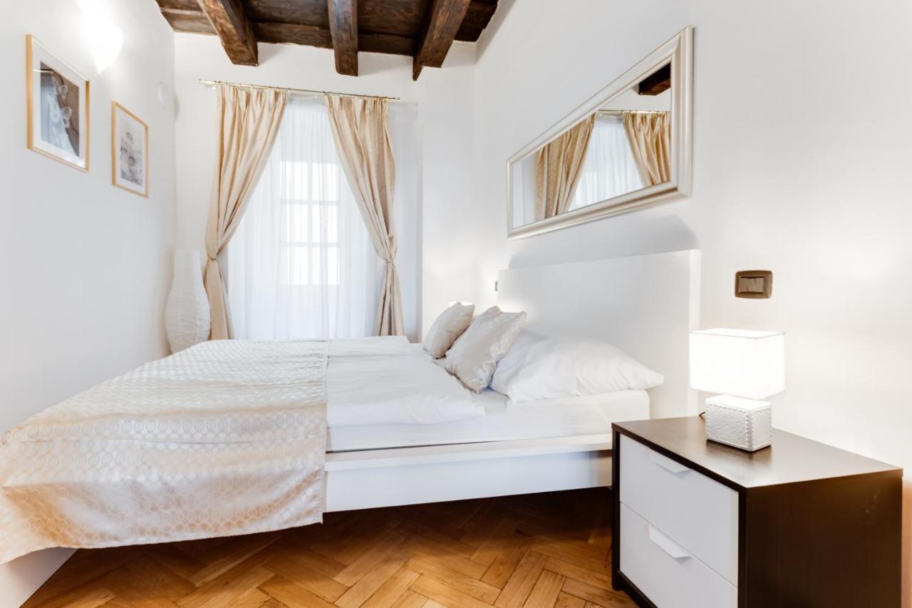 Charles Bridge Royal Apartments - Castle District Прага Экстерьер фото