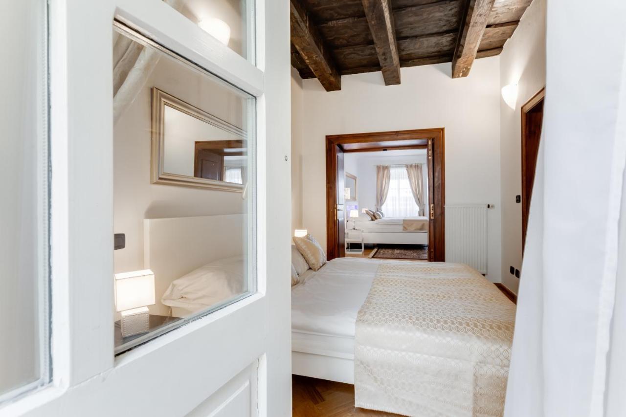 Charles Bridge Royal Apartments - Castle District Прага Экстерьер фото