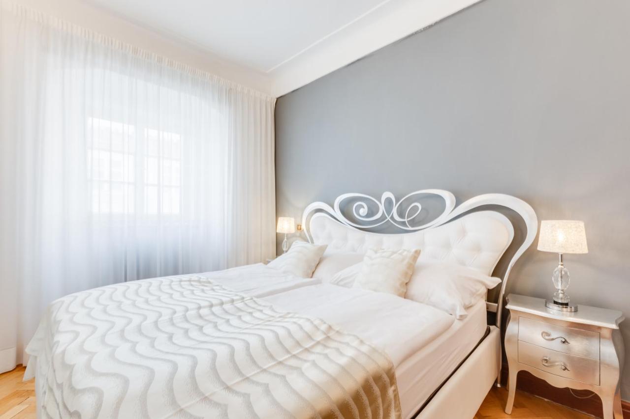Charles Bridge Royal Apartments - Castle District Прага Экстерьер фото