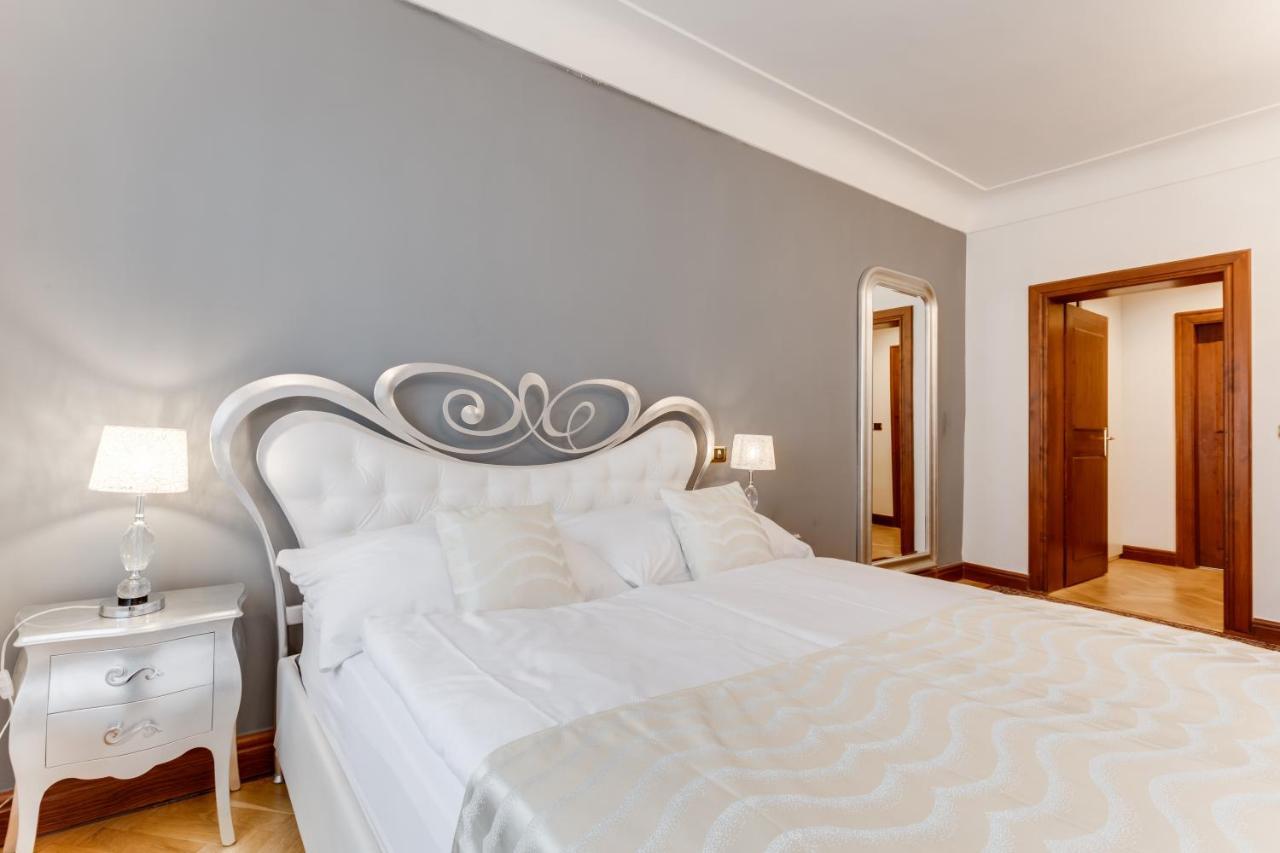 Charles Bridge Royal Apartments - Castle District Прага Экстерьер фото