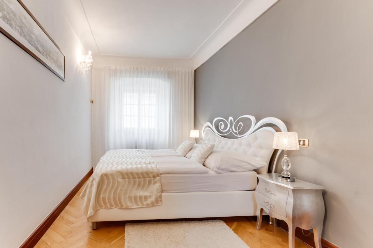 Charles Bridge Royal Apartments - Castle District Прага Экстерьер фото