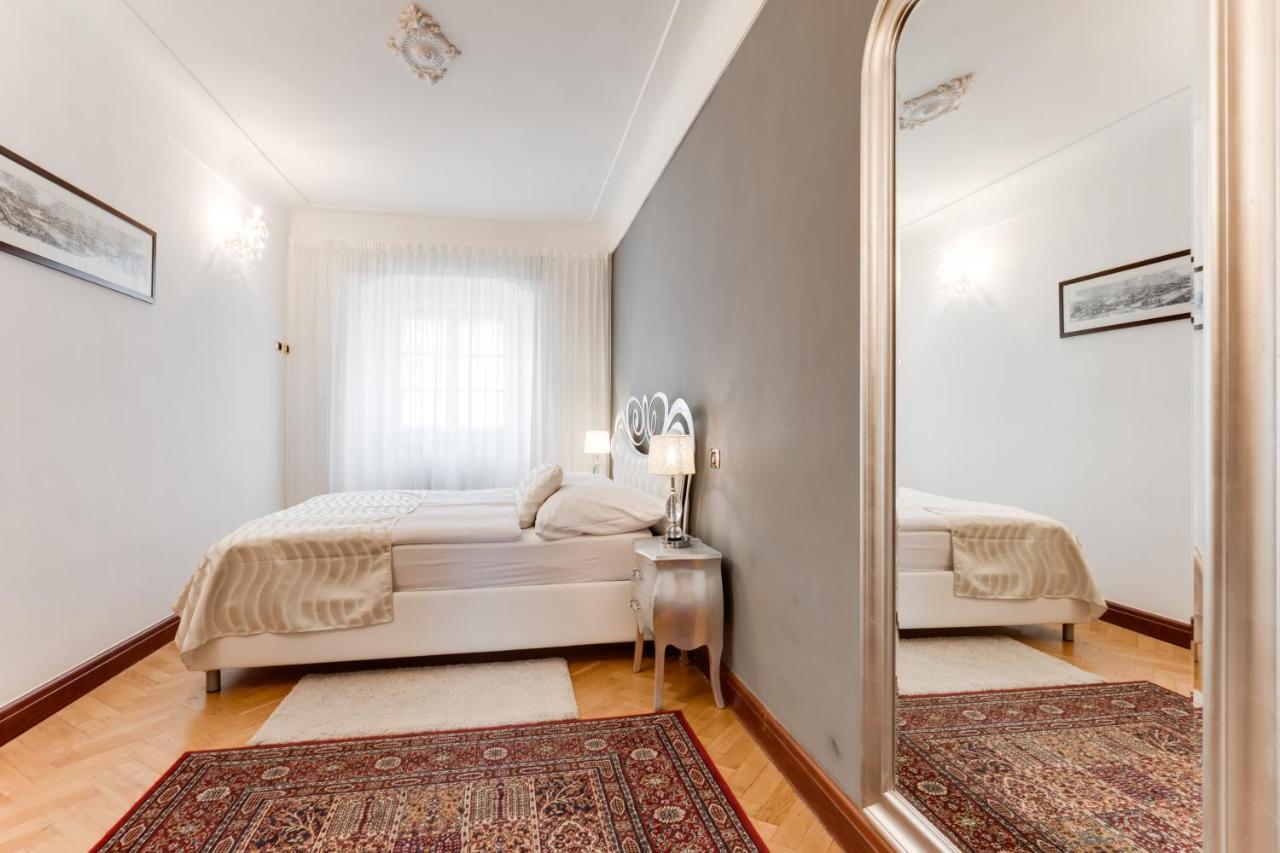 Charles Bridge Royal Apartments - Castle District Прага Экстерьер фото
