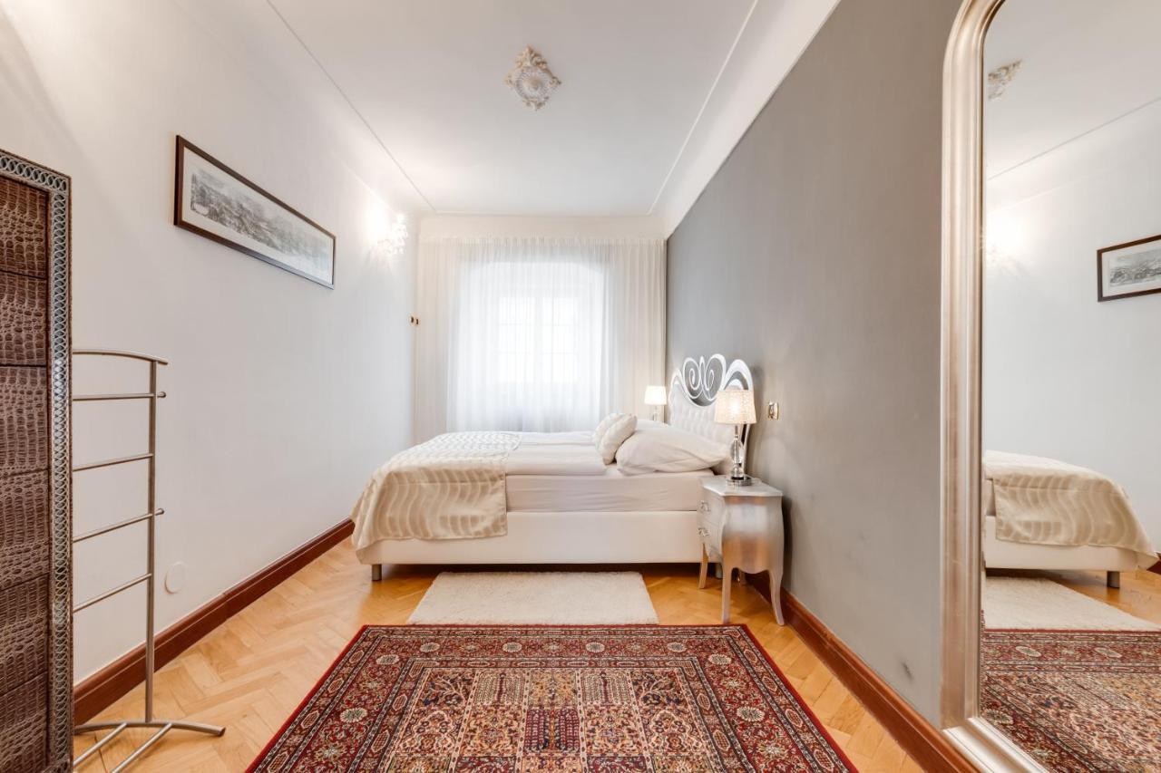 Charles Bridge Royal Apartments - Castle District Прага Экстерьер фото