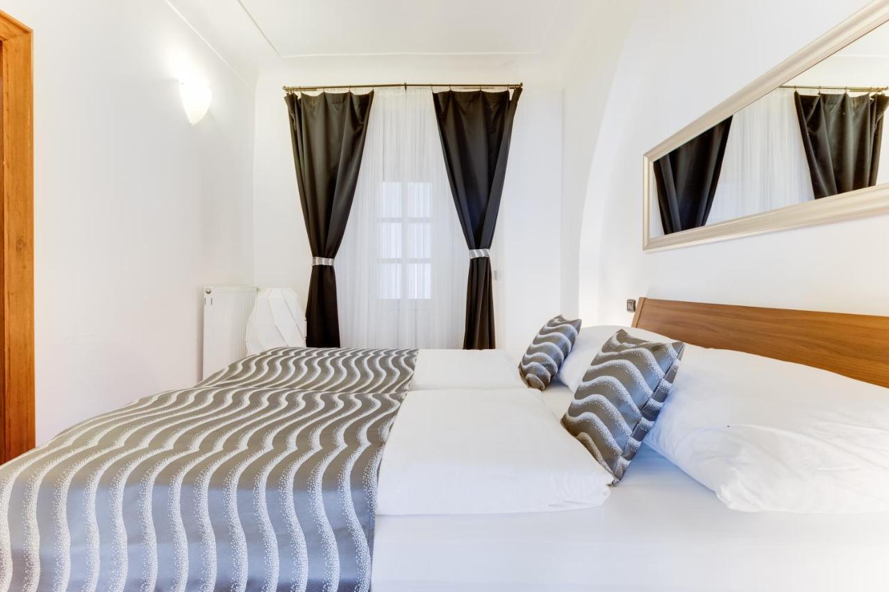 Charles Bridge Royal Apartments - Castle District Прага Экстерьер фото