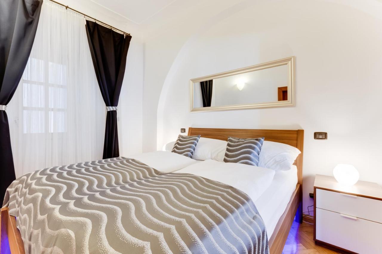 Charles Bridge Royal Apartments - Castle District Прага Экстерьер фото